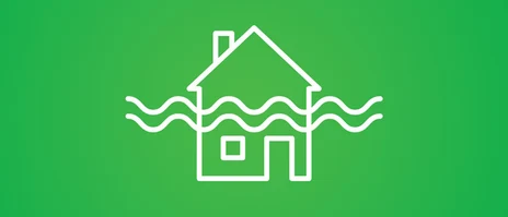 Icon Klimawandel Piktogramm: weiße Linien auf hellgrünem Hintergrund zeigen ein einfaches Haus mit Spitzdach, Tür und Fenster, über die Mitte des Hauses verläuft eine verlaufen zwei Wellenlinien. Hochwasser wird angedeutet.