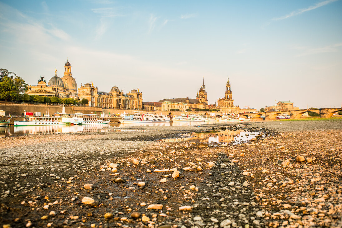 Blick vom Elbufer aus zur Dresdener Altstadt. Die Elbe führt kaum Wasser. Die Dampfer stehen gerade noch so im Wasser durch die Trockenheit.