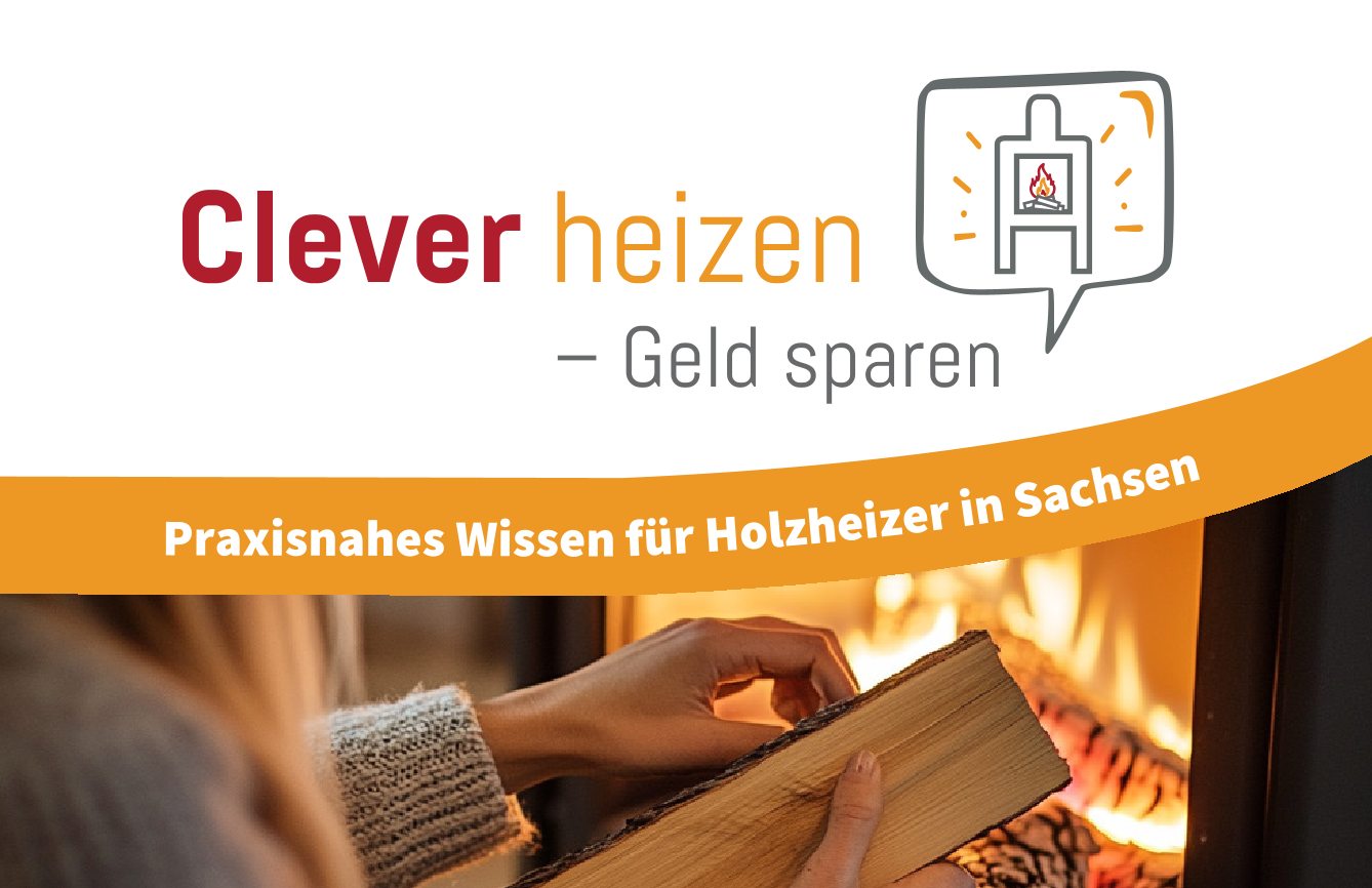 Kampagnenbild mit Schrift "Clever heizen - Geld sparen" mit Logo Gedankenblase mit Kaminofen darin, mittig oranger Streifen mit weißem Schriftzug "Praxisnahes Wissen für Holzheizer in Sachsen", darunter Nahaufnahme von Feuer im Kamin in welchem Holzscheid